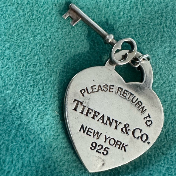 Tiffany & Co. Return to Tiffany Heart Tag with Key Charm - Picture 3 of 3